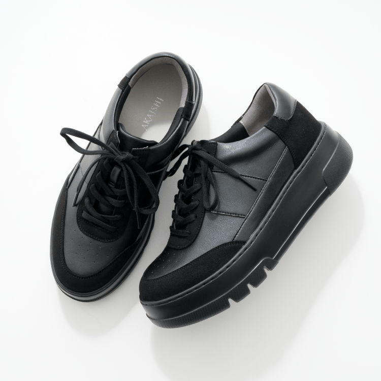 大人世代に広がる支持 40代からの厚底スニーカー ｜ AKAISHI