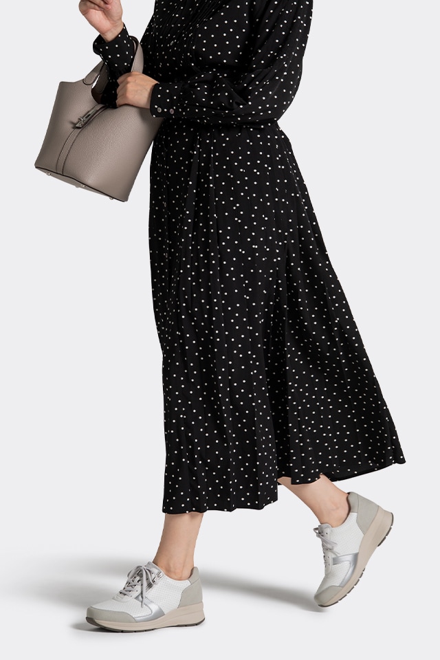 126ウォーキングスニーカー