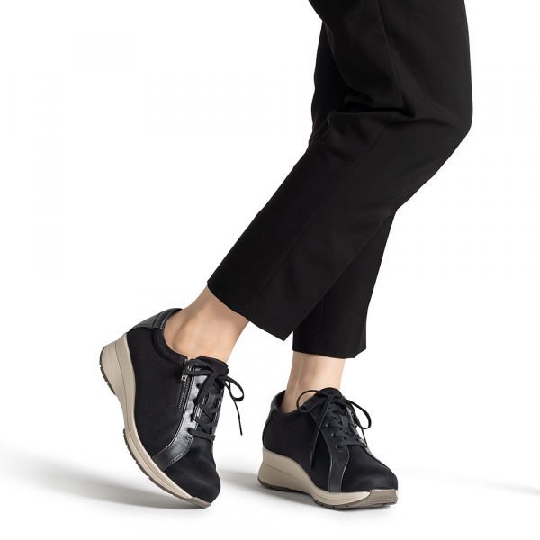 126ウォーキングスニーカーオールウェザー