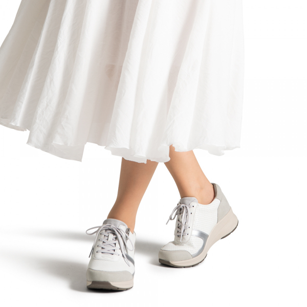 126ウォーキングスニーカー