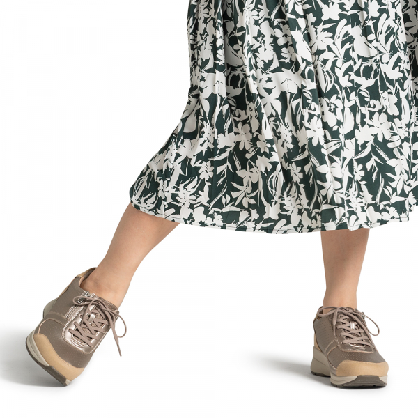 126ウォーキングスニーカー