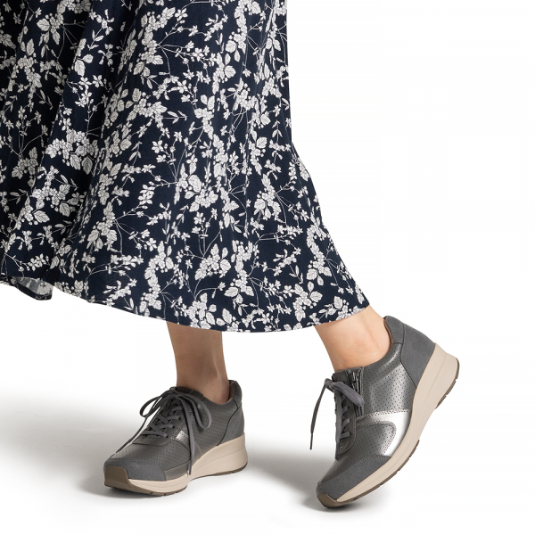 126ウォーキングスニーカー