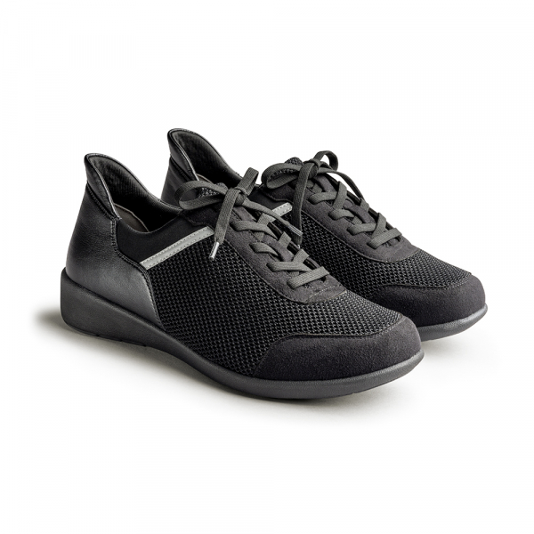 160膝楽スニーカー